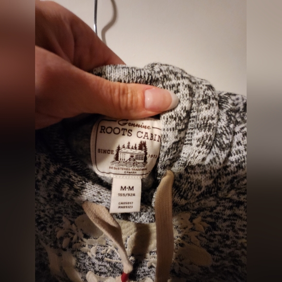 Roots whole sweater, size medium like new - Picture 3 of 4